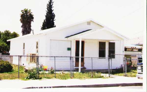 924-924 1/2 4th St in Fillmore, CA - Foto de edificio - Building Photo