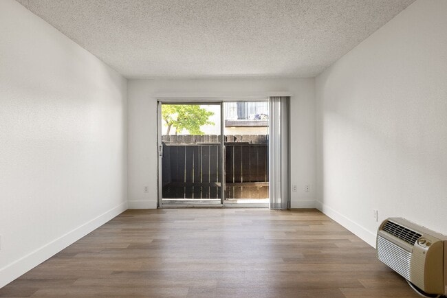 Terre at 989 Peach in El Cajon, CA - Foto de edificio - Building Photo