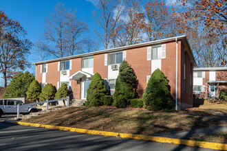 Southington Manor in Southington, CT - Foto de edificio - Building Photo