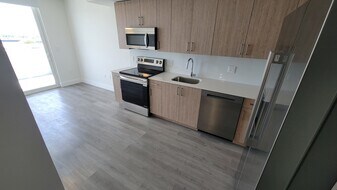 860 E 28th St, Unit B2 in Hialeah, FL - Building Photo