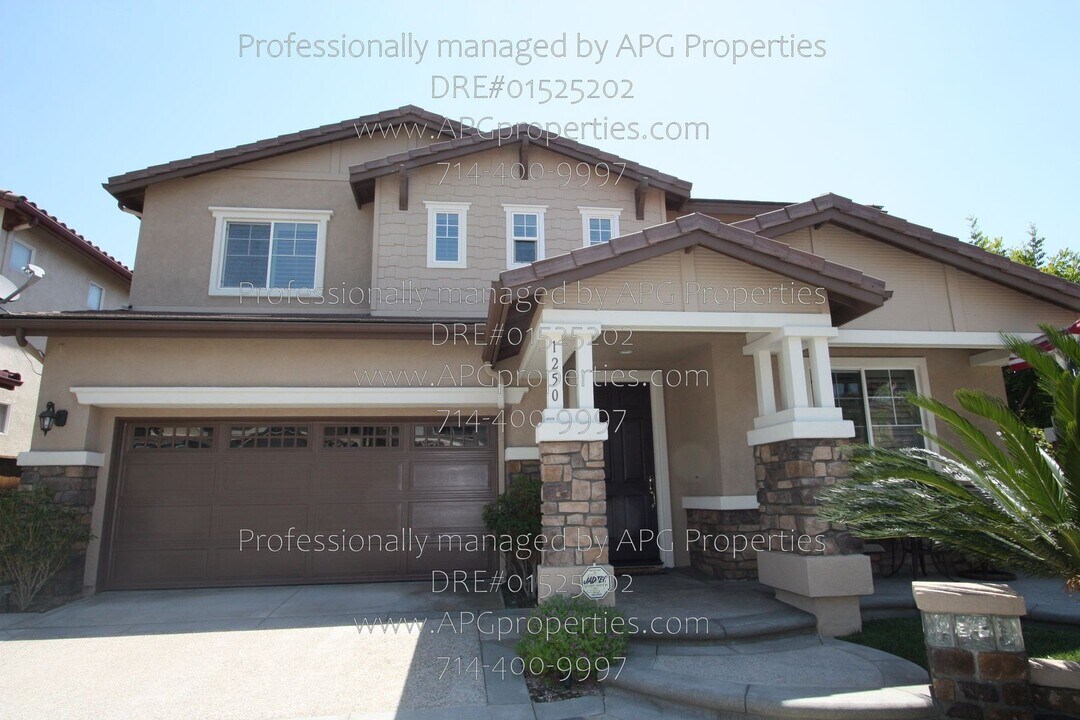 1250 Fairbury Ln in Anaheim, CA - Foto de edificio