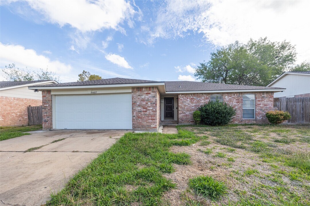 9907 Towne Tower Ln in Sugar Land, TX - Building Photo