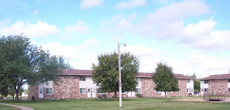 Colonial Apartments in Huron, SD - Foto de edificio