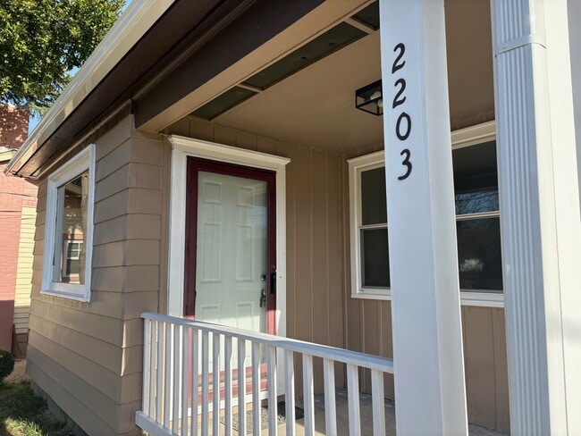 2203 S Benbow Rd in Greensboro, NC - Building Photo - Building Photo