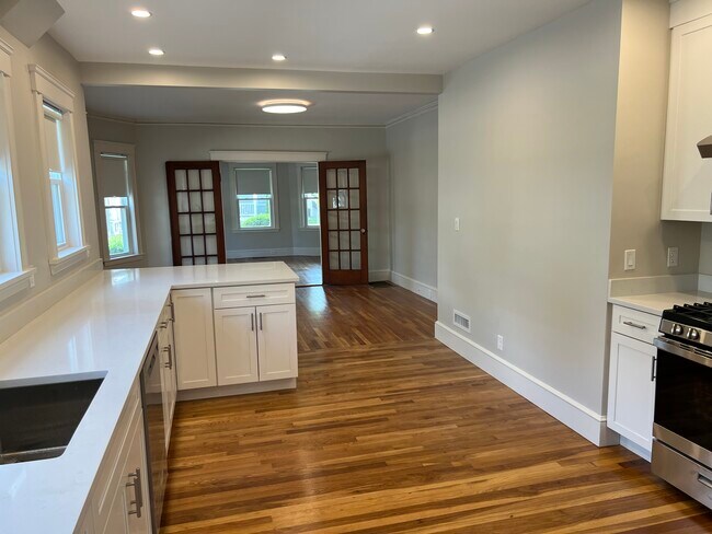 69 Warren St, Unit 1 in Arlington, MA - Building Photo - Building Photo