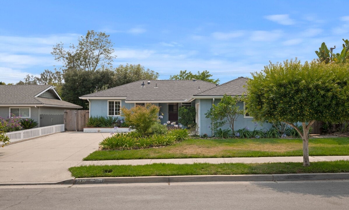 7681 Dartmoor Ave in Goleta, CA - Building Photo