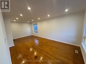 75 Bolton Ave in Newmarket, ON - Building Photo - Building Photo