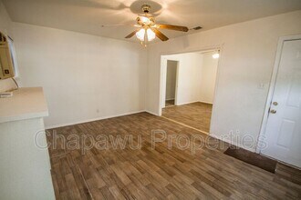 2818 E Houston St in San Antonio, TX - Building Photo - Building Photo
