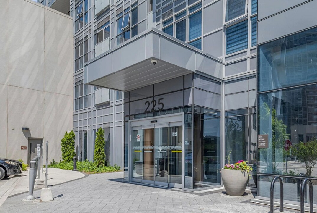 225 Village Green Sq in Toronto, ON - Building Photo