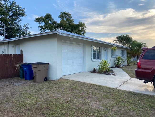 13320 Third St in Ft. Myers, FL - Building Photo - Building Photo