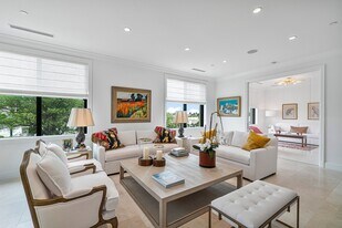 150 Bradley Pl in Palm Beach, FL - Building Photo