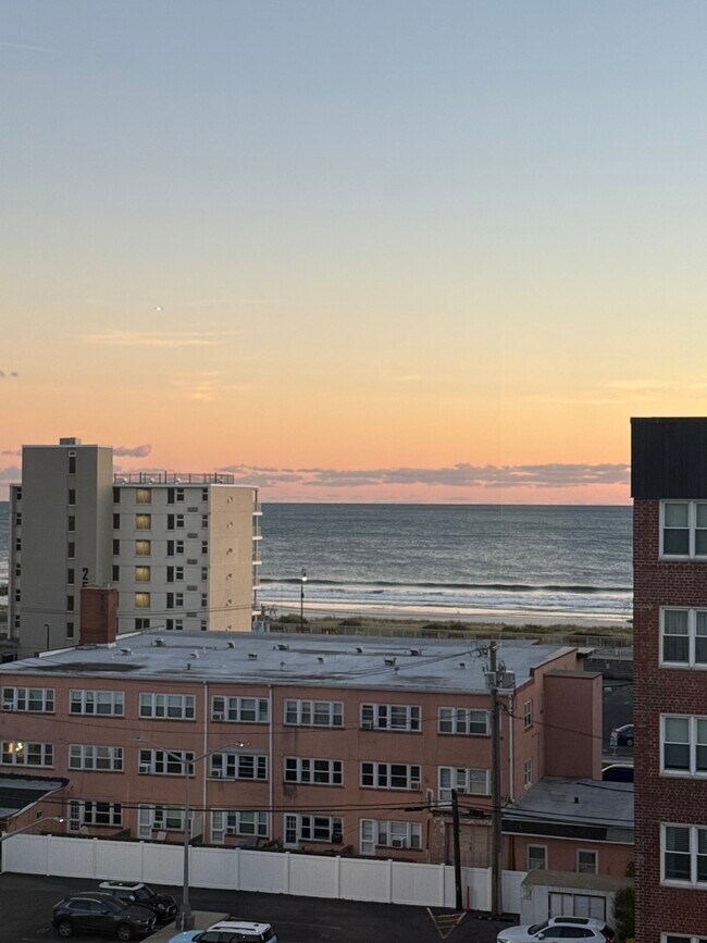 237 E Broadway, Unit 6S in Long Beach, NY - Foto de edificio - Building Photo