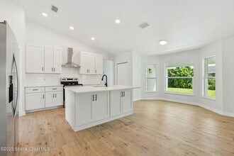 1441 Eldron Blvd SE in Palm Bay, FL - Foto de edificio - Building Photo