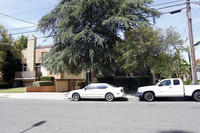 8745-8753 Etiwanda Ave in Northridge, CA - Foto de edificio - Building Photo