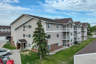 Eagle Lake Apartments in West Fargo, ND - Foto de edificio - Building Photo