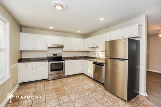 2092 Sanders Rd in Clarksville, TN - Foto de edificio - Building Photo