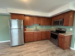 61 Beekman St in Saratoga Springs, NY - Building Photo - Building Photo