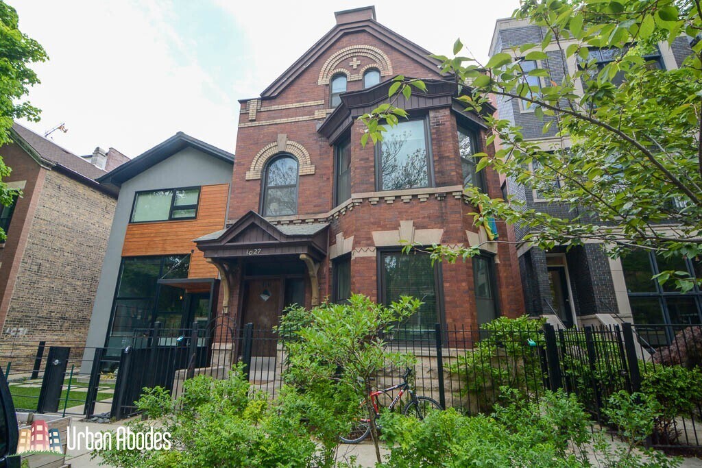 1027 N Honore St, Unit M04B in Chicago, IL - Building Photo