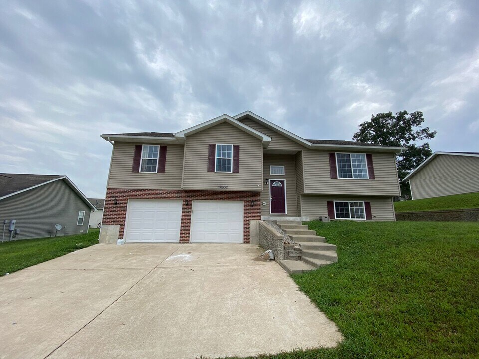 20932 Harbor Ln in St. Robert, MO - Building Photo