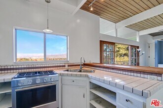 11667 Picturesque Dr in Los Angeles, CA - Building Photo - Building Photo