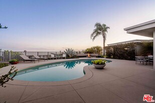 686 Enchanted Way in Los Angeles, CA - Building Photo