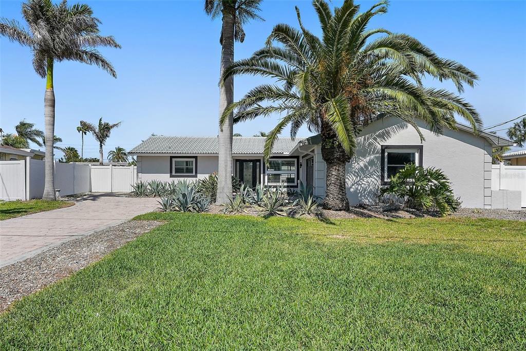 3755 Belle Vista Dr E in St Pete Beach, FL - Building Photo