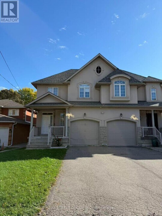623 16th Ave in Richmond Hill, ON - Building Photo