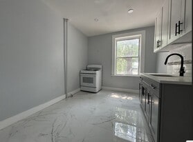 121 Manhattan Ave, Unit 3 in Jersey City, NJ - Building Photo