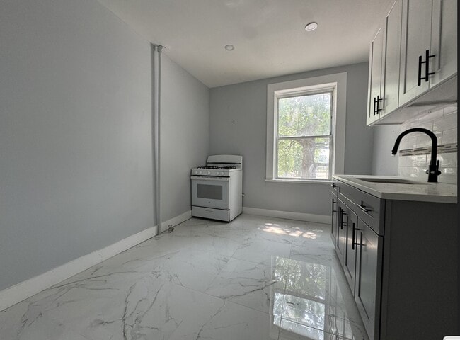 121 Manhattan Ave, Unit 3