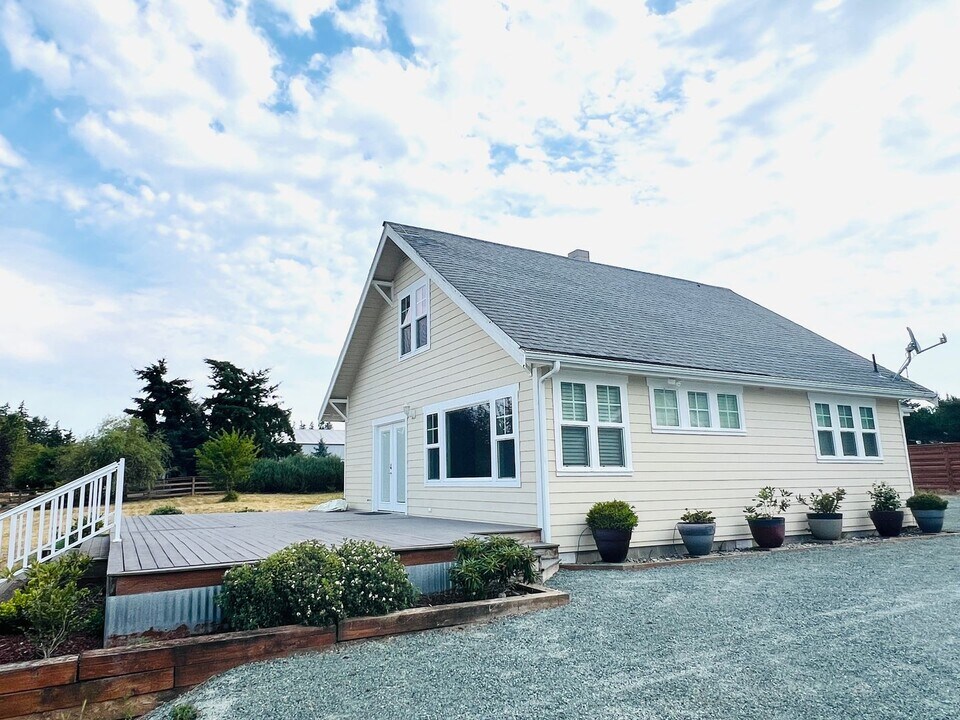 12515 Persons Rd in Bow, WA - Building Photo