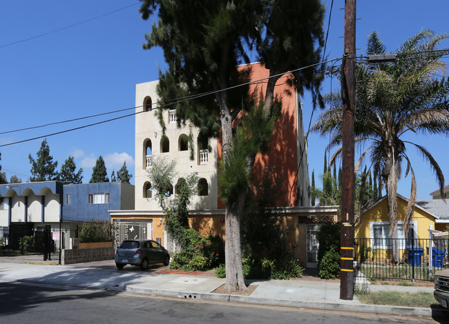 6815 Baird Ave in Reseda, CA - Foto de edificio - Building Photo