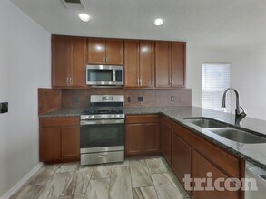 19325 Cascade Green Ct, Unit 2C in Houston, TX - Building Photo - Building Photo