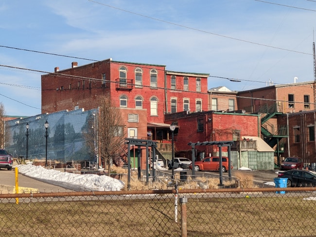 60 N Main St in Three Rivers, MI - Foto de edificio - Building Photo