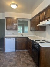 2200 Courtleigh Dr in Bakersfield, CA - Building Photo - Building Photo