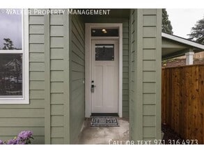1008 E Rork Ct in Newberg, OR - Building Photo - Building Photo