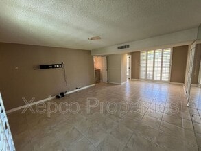 221 W Stevens Rd in Palm Springs, CA - Foto de edificio - Building Photo