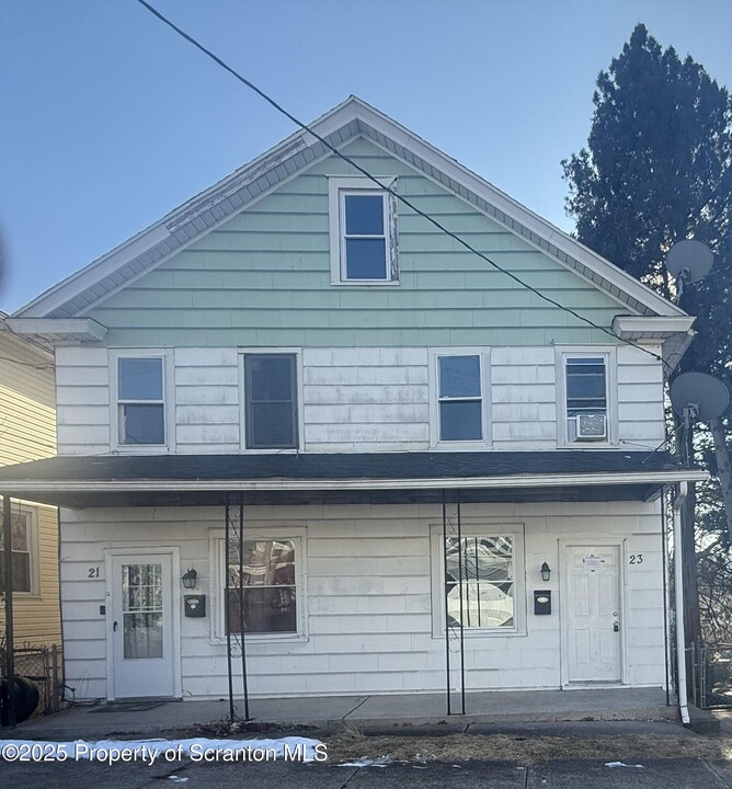 23 E Noble St in Nanticoke, PA - Building Photo