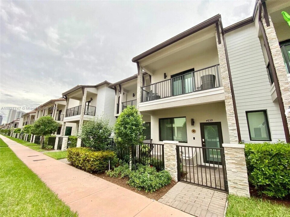 4659 NW 83rd Path in Doral, FL - Building Photo