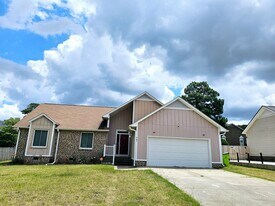 207 Laketree Blvd in Spring Lake, NC - Building Photo