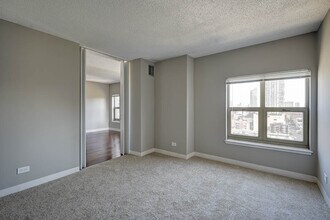 118 W Chestnut St, Unit 702 in Chicago, IL - Foto de edificio - Building Photo