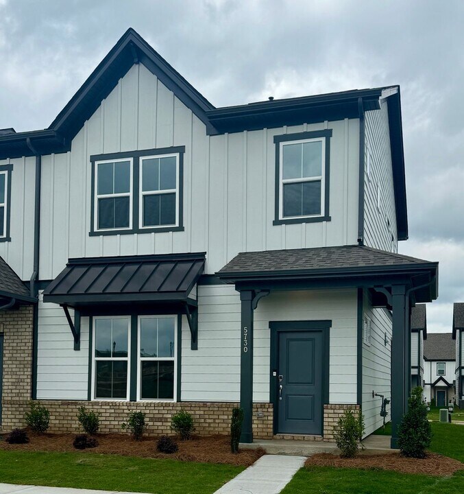 5730 Runnel Way in Charlotte, NC - Building Photo