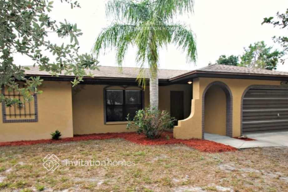 2001 Nicklaus Dr in Melbourne, FL - Building Photo