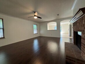 12212 Kilmartin Ln in Austin, TX - Foto de edificio - Building Photo