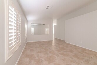 323 N Ocean Dr, Unit 2R in Gilbert, AZ - Building Photo - Building Photo