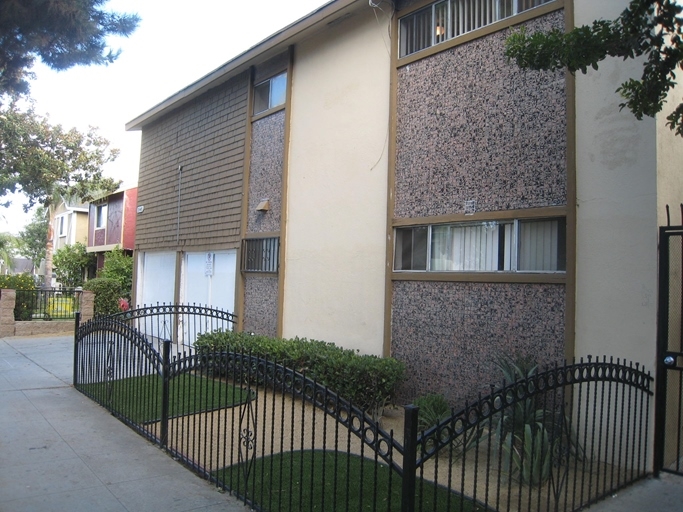 1547 W 19th St in Long Beach, CA - Building Photo