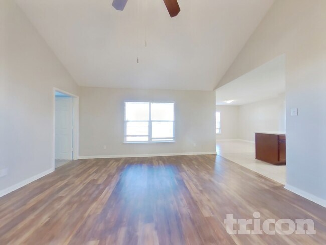 102 Saddlebag Ct in Newark, TX - Foto de edificio - Building Photo