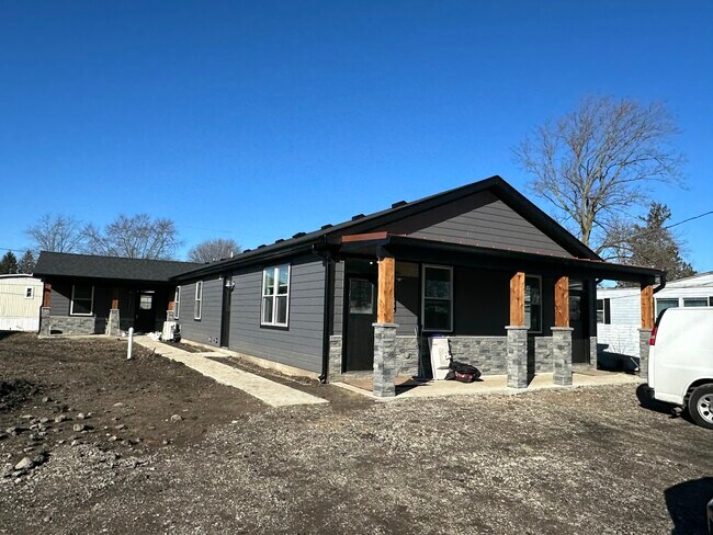 1102 S Malott St in Sheridan, IN - Foto de edificio - Building Photo