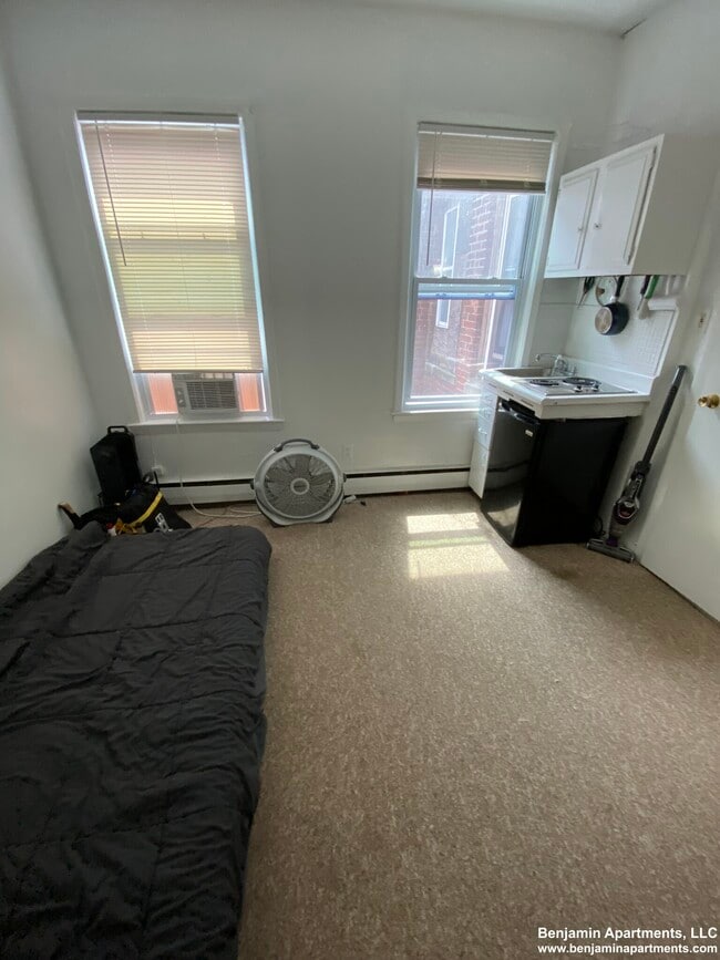 28 S Huntington Ave, Unit 302 in Boston, MA - Foto de edificio - Building Photo