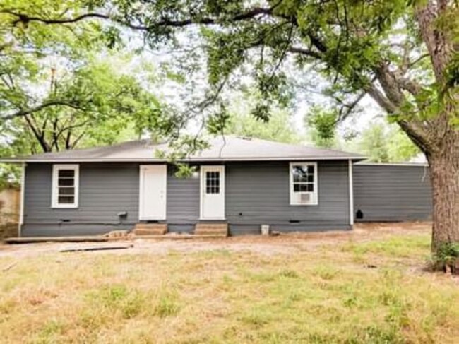 913 W Pecan St in Sherman, TX - Building Photo - Building Photo