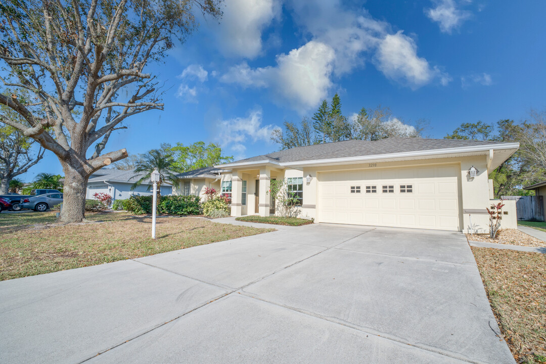 3298 Branch Creek Dr in Sarasota, FL - Foto de edificio